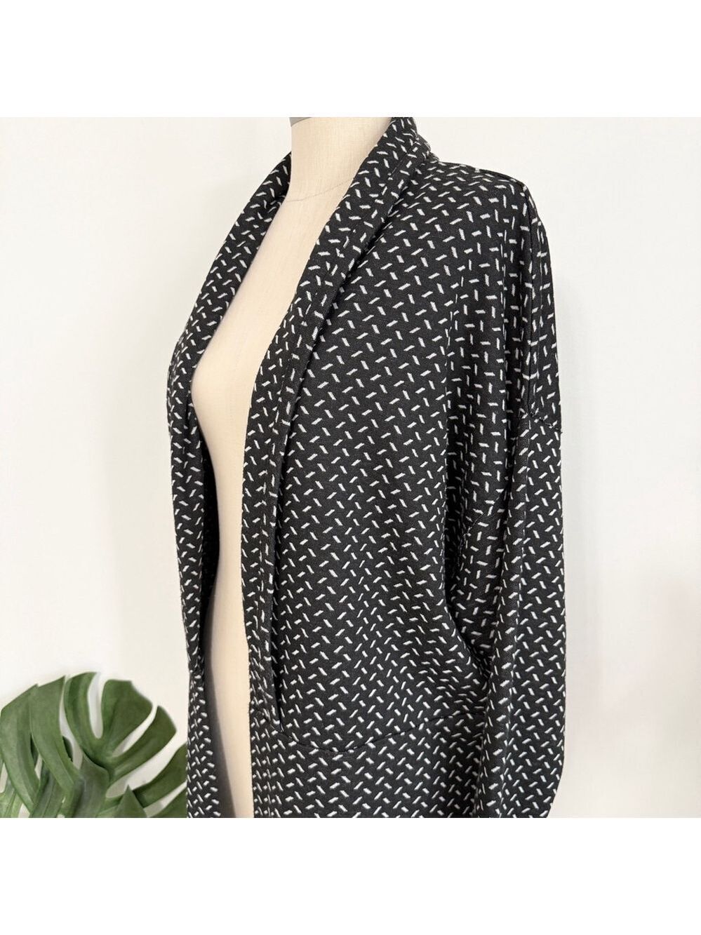 BCBGeneration Black & White Patterned Open Front Cardigan Women's Large BCBG - Picture 2 of 12